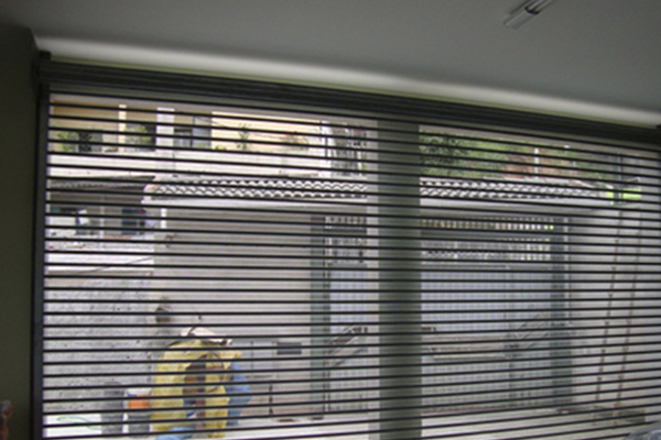 Porta de aço transvision vista por dentro